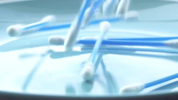 Katoen bal druppel op een plaat in langzame mo, macro close-up — Stockvideo