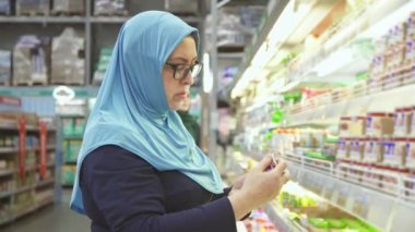 hijab kadında 40 yıl alışveriş, Bebek maması seçer
