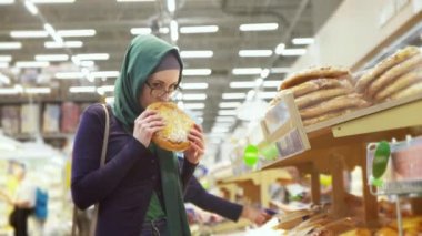 güzel Müslüman kız alışveriş, ekmek seçin