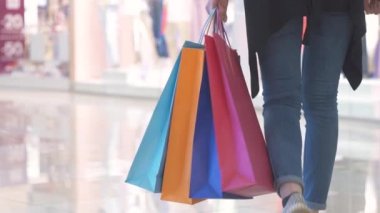 renkli alışveriş torbaları alıcılar kız elinde