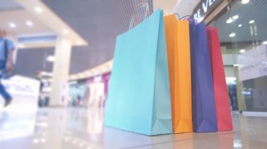 renk paketleri insanlar arka plan üzerinde alışveriş merkezinde alışveriş için yakın-up