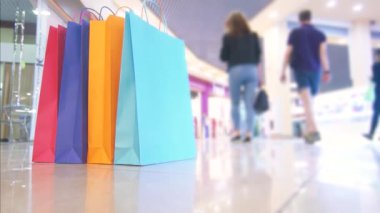 insanlar arka plan üzerinde alışveriş merkezinde alışveriş için renk paketleri