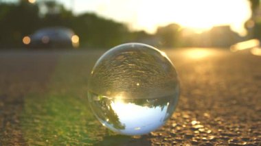 Cam top kentin gün batımında