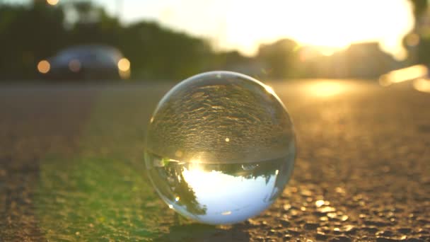 Bola de cristal en la ciudad al atardecer — Vídeo de stock