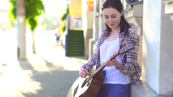 Chica calle músico jugando guitarra — Vídeo de stock