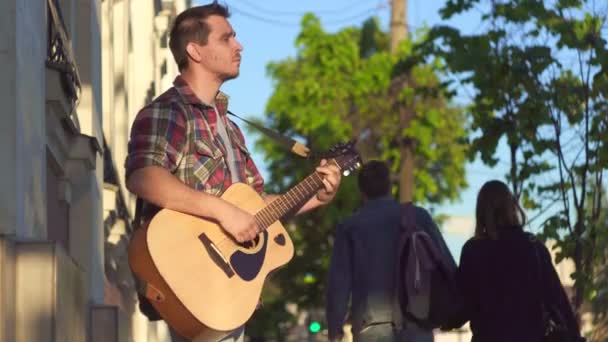 Man street guitarist in shirt, Sunny — Stock Video