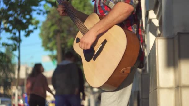 Unrecognizable man street guitarist in shirt, Sunny — Stock Video