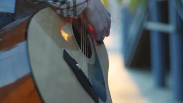 Mãos irreconhecíveis músico de rua tocando guitarra ao pôr do sol — Vídeo de Stock