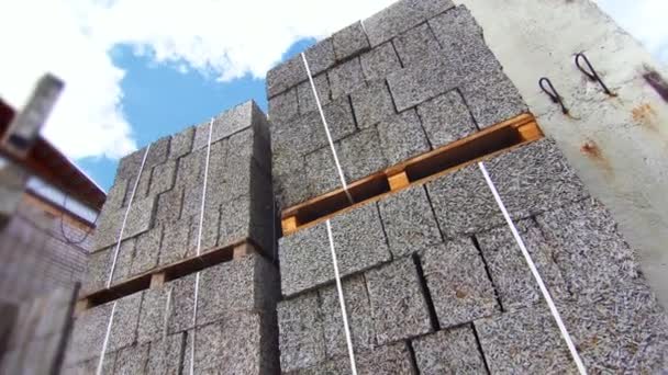 Fabrikbausteine aus Zement und Hackschnitzeln, allgemeiner Plan — Stockvideo