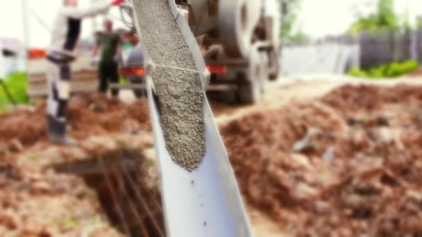 Gieten cement op het fundament van de cottage tijdens de bouw — Stockvideo