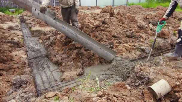 Рабочие налили цемент фундамент Строительство коттеджа — стоковое видео