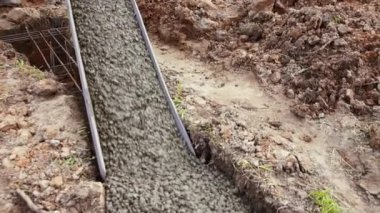 geçerli çimento, bir bina temeli doldurma bir yazlık