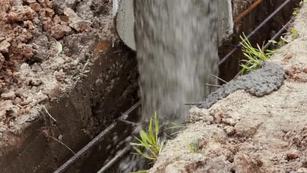 Jelenlegi cement, ömlött az Alapítvány lassú mo — Stock videók