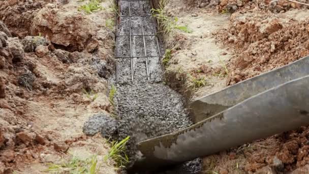 Nuvarande cement, fylla grunden för ett bostadshus — Stockvideo