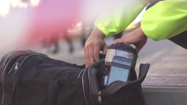 A rendőrség szolgálati kutya, utász egyértelmű a táskát a bomba — Stock videók