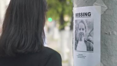 Kız gönüllü sopa broşürler bir çocuğun kaybı ile ilgili yakın çekim