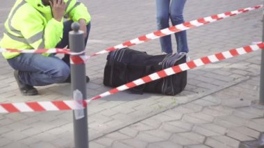 iki polis Lağımcılar tehlikeli bir nesne, çanta bombalı saldırı sokakta yanında