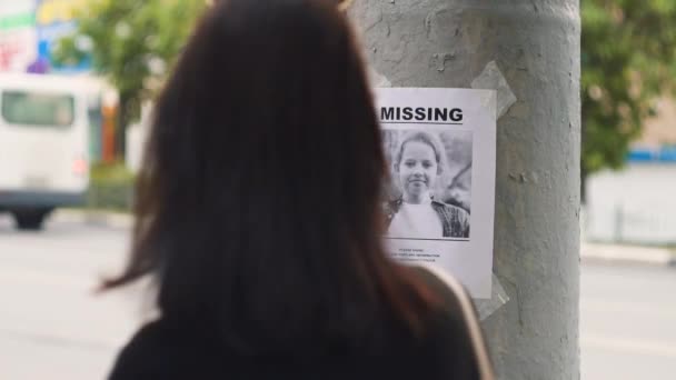 Leaflet about the missing child hanging on a pole,slow mo — Stock Video