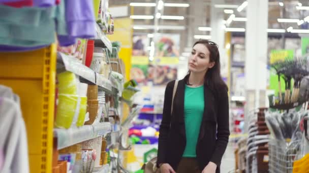 Портрет милой воришки в супермаркете — стоковое видео