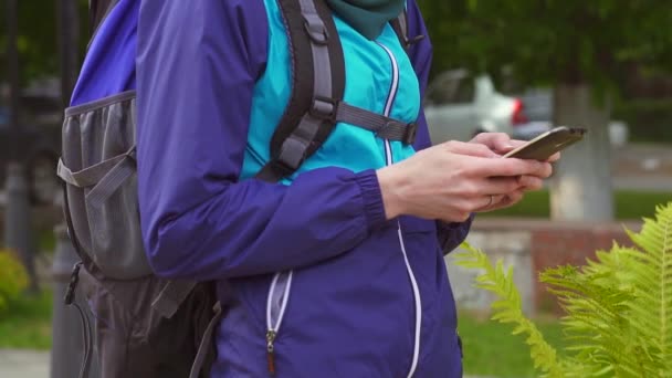 Női kéz, turista-val a backpack használ smartphone, — Stock videók