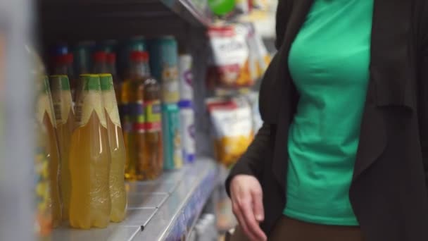 Manos chica cleptómana robo de alimentos — Vídeo de stock