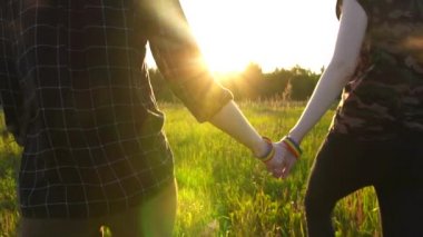 iki kız el sahada elinde yürümek günbatımı, Güneş, Lgbt sembolü, yavaş mo