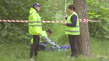 yeşil üniformalı polis memurları kaset, cinayet parkta arkasında