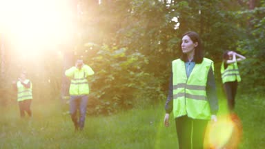yeşil yelek gönüllü, ormanda günbatımı yavaş mo, eksik arama çalışmalarını