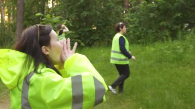 yeşil yelek, eksik, sürekli atış yavaş mo için arama ormanda bir grup gönüllü olduğunu