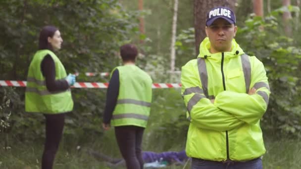 Retrato de um policial homem de uniforme verde no fundo do incidente no parque — Vídeo de Stock