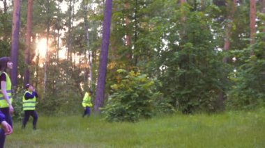 yeşil yelek içinde kurtarma ekipleri akşam ormanda kayıp bir adam için arıyorsunuz