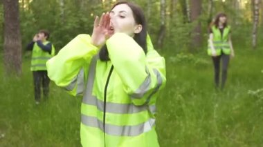 yeşil yelek içinde gönüllü kurtarma ekipleri ormanda kayıp gün batımında arıyor