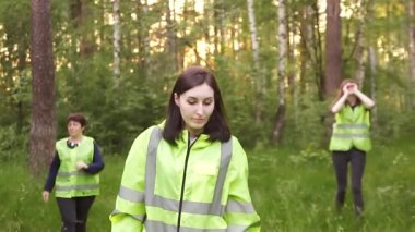 yeşil yelek gönüllü ormanda kayıp kişi için arama gitmek