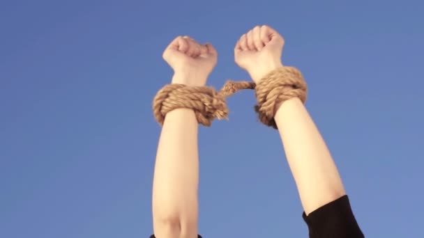 Свобода концепции руки, разорванная веревка женская рука — стоковое видео
