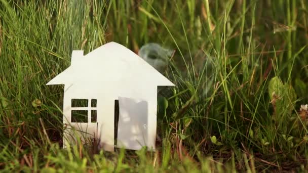 Maison Carton Brûlures Papier Sur Fond Herbe — Video