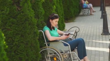 Cep telefonundan, yazmaya zevk çekici Engelli kıza kavramı
