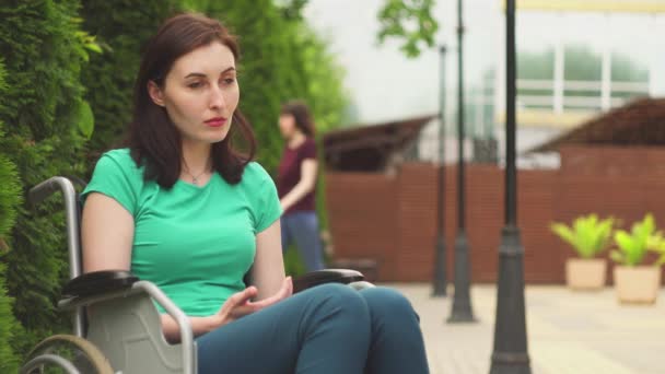 Tekerlekli sandalyede oturan Engelli portre çekici üzgün kız kavramı — Stok video