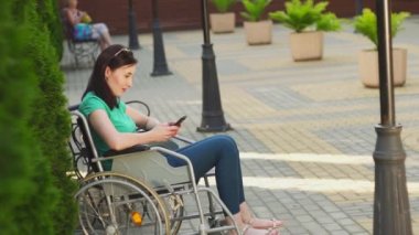 Çekici kız bir cep telefonu, yavaş mo yazarak zevkle devre dışı