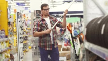 Gitar çalmak süpermarkette portre komik satıcısı.