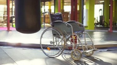 Bir tekerlekli sandalye spor salonunda olduğunu. Spor yaralanma kavramı.
