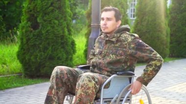 Kamuflaj tekerlekli hareket engelli bir asker portresi. Yavaş mo