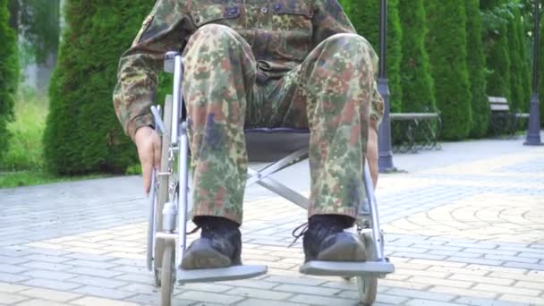 Портрет инвалида в камуфляже в инвалидном кресле — стоковое видео
