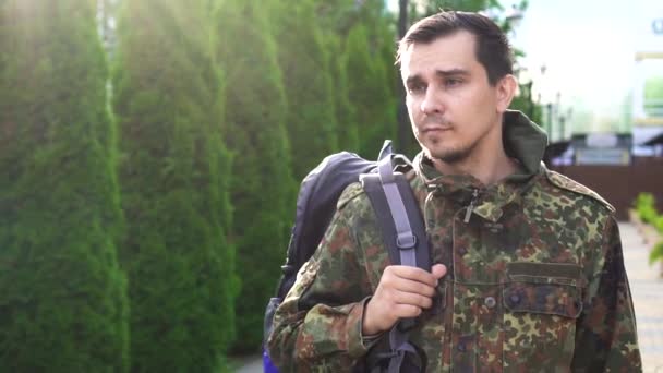 Portrait d'un soldat avec un sac sur l'épaule. — Video