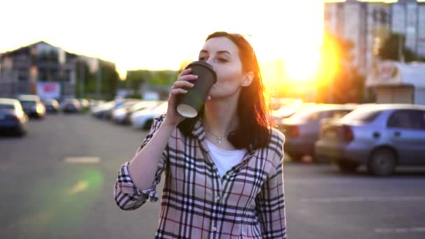 Porträt hübsche junge Frau mit Kaffee in der Hand geht zur Arbeit.slow mo — Stockvideo