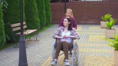 kızı parkta anne bir tekerlekli sandalye steady shot yavaş mo devre dışı