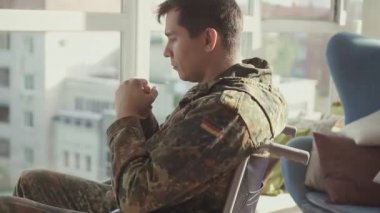 Askeri özürlü dairesinde yalnız başına oturduğunu tekerlekli sandalyede. Yavaş mo
