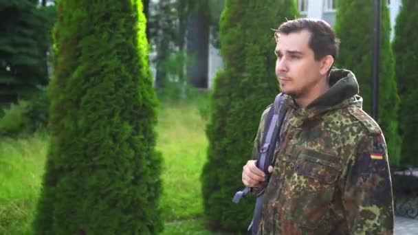 Portrait d'un soldat avec un sac sur l'épaule — Video