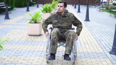 Engelli askeri tekerlekli sandalyede. Yavaş mo