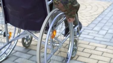 Yakın bir askeri adam tekerlekli sandalyede hareket engelli tatili