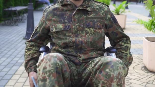 Retrato militar discapacitado en silla de ruedas. — Vídeo de stock